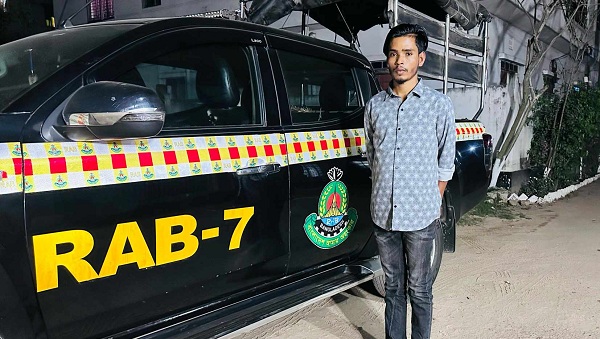 ফেনীতে র‍্যাবের মাদক বিরোধী অভিযানে ১৬৩ বোতল বিদেশী মদ উদ্ধার; গ্রেফতার ১