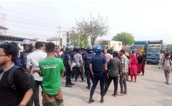ঢাকা-ময়মনসিংহ মহাসড়ক অবরোধ:শ্রমিকদের বিক্ষোভ