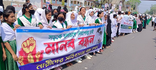নোয়াখালীতে সিএনজিতে শিক্ষিকাকে হেনস্তা, প্রতবিাদে শিক্ষার্থীদের সড়ক অবরোধ