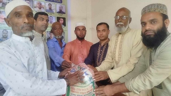 শিবপুর উপজেলা দড়িপুরা গ্রামের প্রবাসী সমাজ কল্যাণ ফাউন্ডেশনের উদ্যোগে খাদ্য সামগ্রী বিতরণ