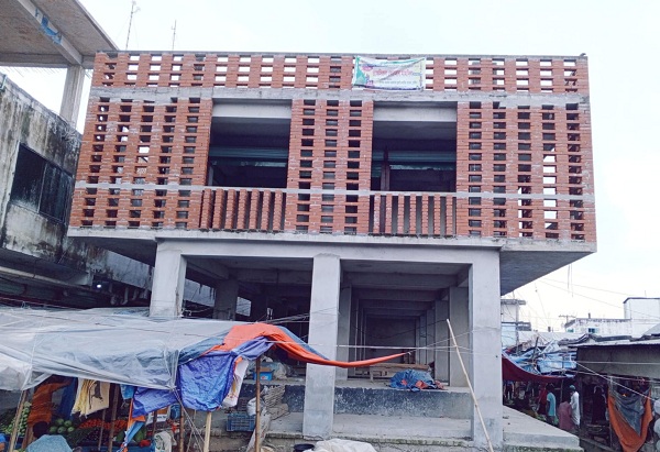 জামালপুরে মাছ বাজারের দ্বিতল ভবন নির্মাণ কাজ বন্ধ পালিয়েছে ঠিকাদার ফারহান আহম্মেদ