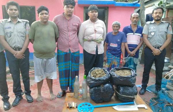 জামালপুরে বিপুল পরিমাণ গাঁজা দেশীয় অস্ত্রসহ আটক