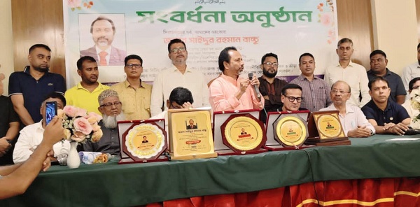 সিরাজগঞ্জ চেম্বার অব কমার্স অ্যান্ড ইন্ডাস্ট্রির প্রেসিডেন্ট সাইদুর রহমান বাচ্চুকে সংবর্ধনা 