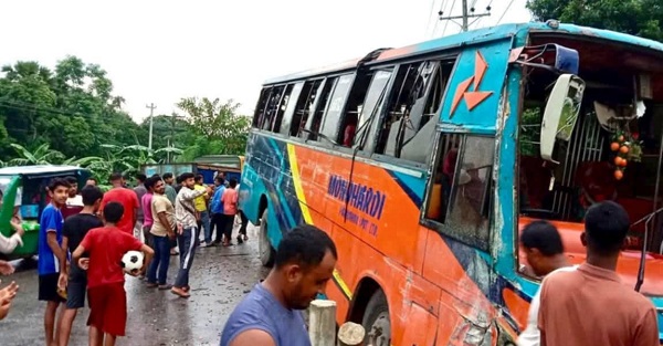 শিবপুরে অনন্যা সুপার ও মনোহরদী পরিবহনের মুখোমুখি সংঘর্ষে বহু যাত্রী আহত 