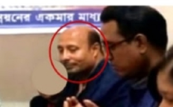 আওয়ামী লীগের ধূসর স্বর্ণ চোরাচালানের মাফিয়া নারী লোভী বরুন আচার্য্য ঘুরে বেড়াচ্ছেরাজধানীতে