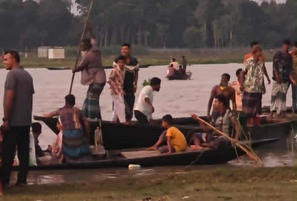 সরিষাবাড়ীতে ডিঙি নৌকাডুবে গৃহবধূ মৃত্যু মেয়ে নিখোঁজ