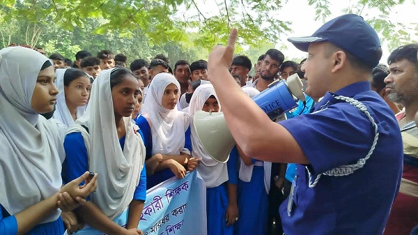ইসলামপুরে শিক্ষকের বিরুদ্ধে শিক্ষকের বিদ্রোহ: প্রধান শিক্ষক অবরুদ্ধ