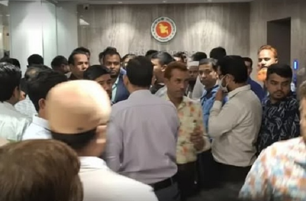 অর্থ উপদেষ্টাকে অবরুদ্ধের জেরে সচিবালয়ের ১৪ কর্মচারী সাময়িক বরখাস্ত