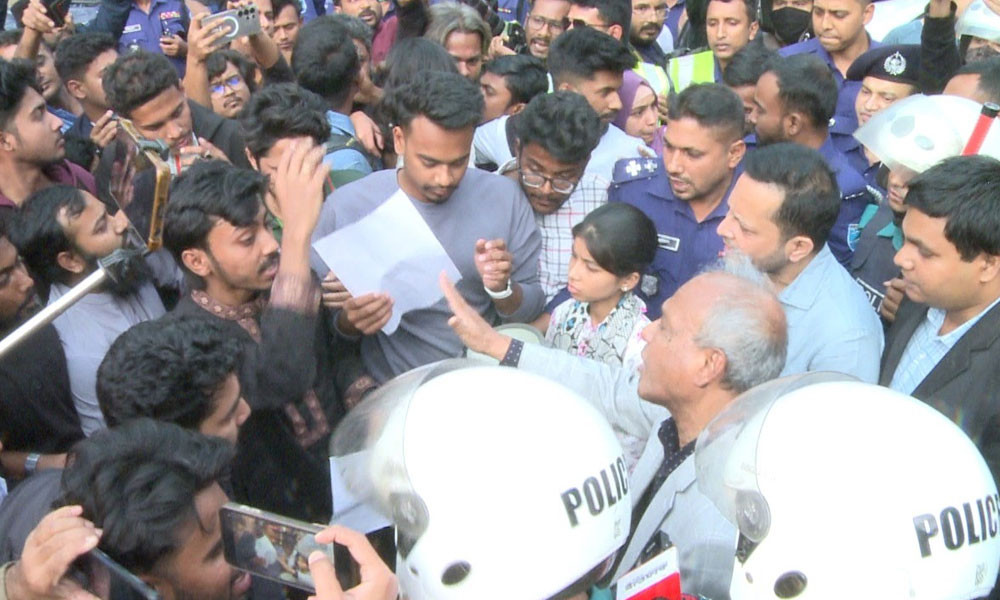 নারায়নগঞ্জে স্বরাষ্ট্র উপদেষ্টার গাড়ি আটকালো ছাত্রজনতা