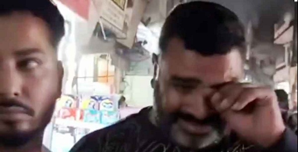 যুবকের সঙ্গে স্ত্রীকে হাতেনাতে ধরে কান্নায় ভেঙে পড়লেন স্বামী, ভিডিও ভাইরাল 