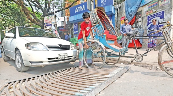 রাজধানীতে ব্যাটারী চালিত রিকশা আটকানোর সকল ফাঁদ গায়েব : অসহায় ডিএমপি