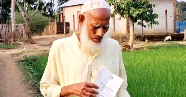 নাটোরে নিজেকে জীবিত প্রমাণে দিশেহারা আব্দুল মজিত