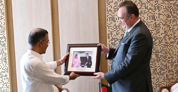 প্রধানমন্ত্রীকে দুটি দুর্লভ ছবি উপহার মার্কিন রাষ্ট্রদূতের