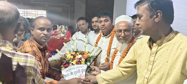 রূপগঞ্জ ইউনিয়ন পরিষদের প্রশাসক ও ১২ সদস্যকে বিএনপি নেতাকর্মীদের ফুলেল শুভেচ্ছা