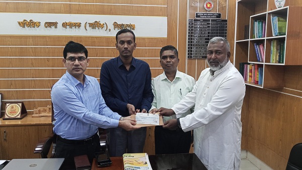 সিরাজগঞ্জে সরকারি যাকাত ফান্ডে হাজী আব্দুস সাত্তারের ১০ লাখ টাকার চেক প্রদান