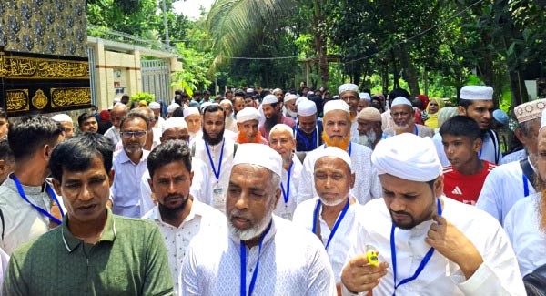 জনকল্যাণের এক অনন্য নজির: পুবাইলে ৩৯নং ওয়ার্ডের ৭৫ পুণ্যার্থীকে নিয়ে ওমরায় গেলেন সমাজসেবক নুরুজ্জামান মৃধা